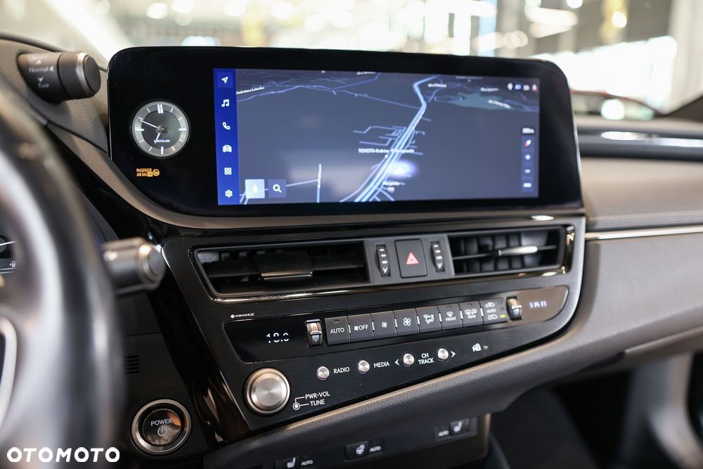 Lexus ES 300h Business Edition - 19