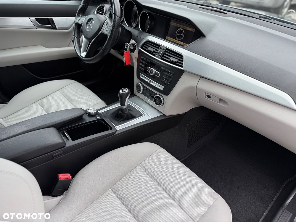 Mercedes-Benz Klasa C 180 CGI BlueEff Avantgarde - 22