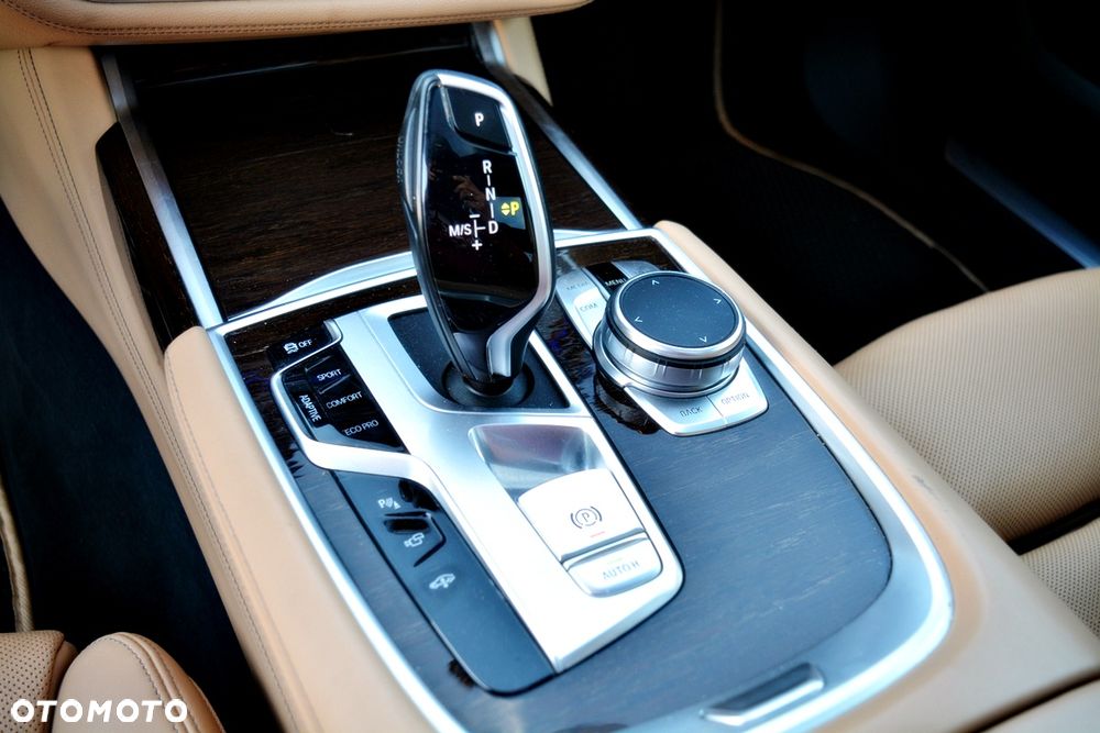 BMW Seria 7 750Li xDrive - 37