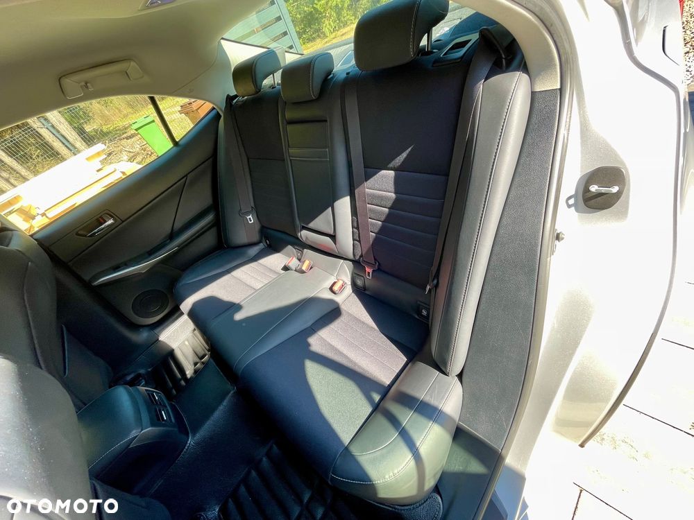 Lexus IS 300h Elegance - 13