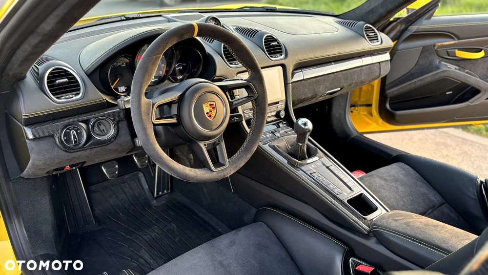 Porsche 718 Cayman GT4 - 12