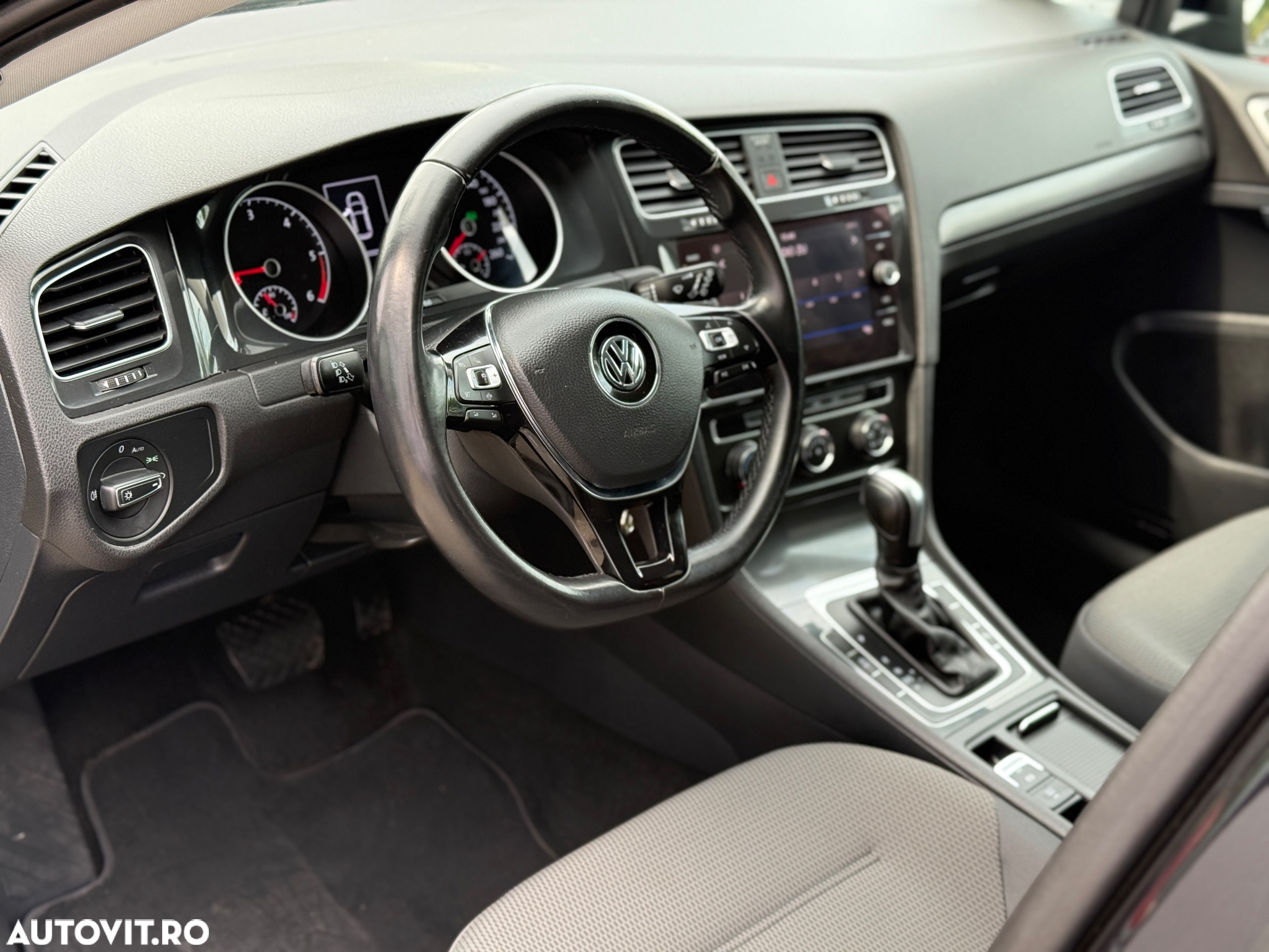 Volkswagen Golf 2.0 BlueTDI DSG Comfortline - 4