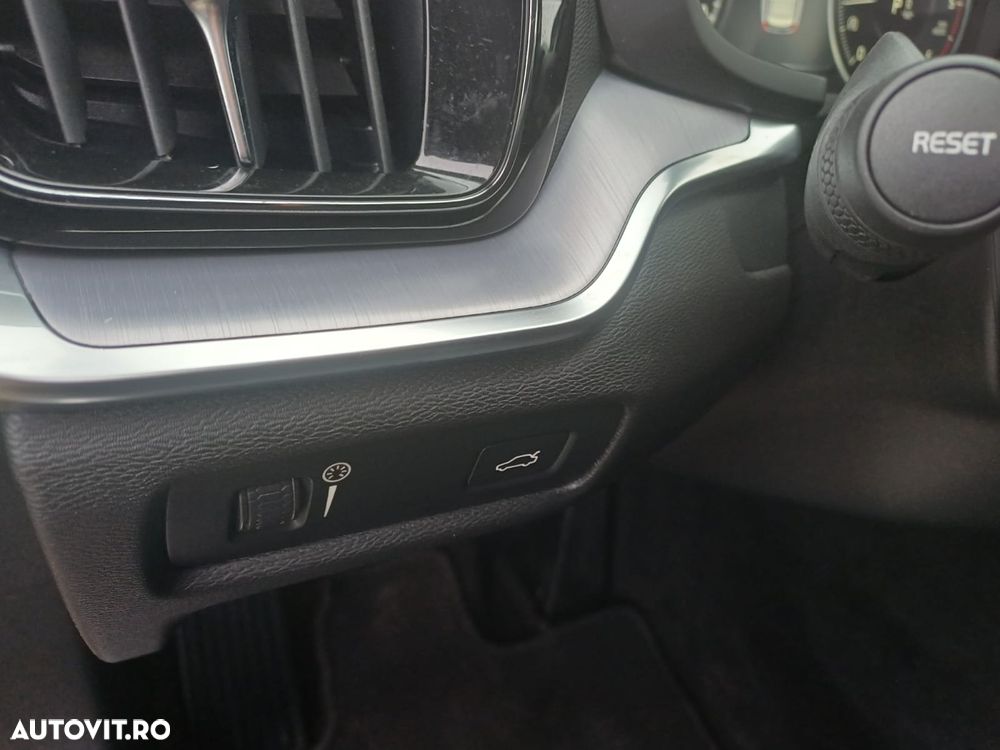 Volvo V60 B4 MHEV AT8 FWD Momentum Pro - 13