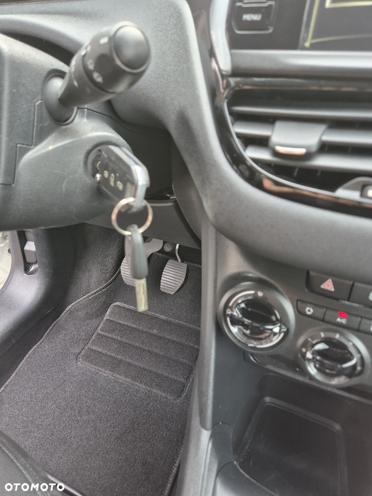 Peugeot 208 - 16