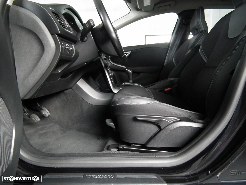 Volvo V40 2.0 D3 Momentum - 9