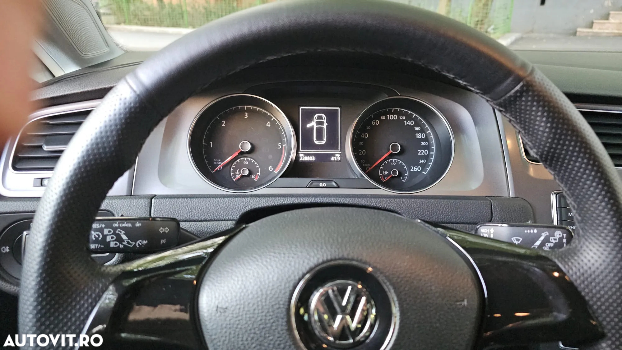 Volkswagen Golf 1.6 TDI DPF DSG Trendline - 8