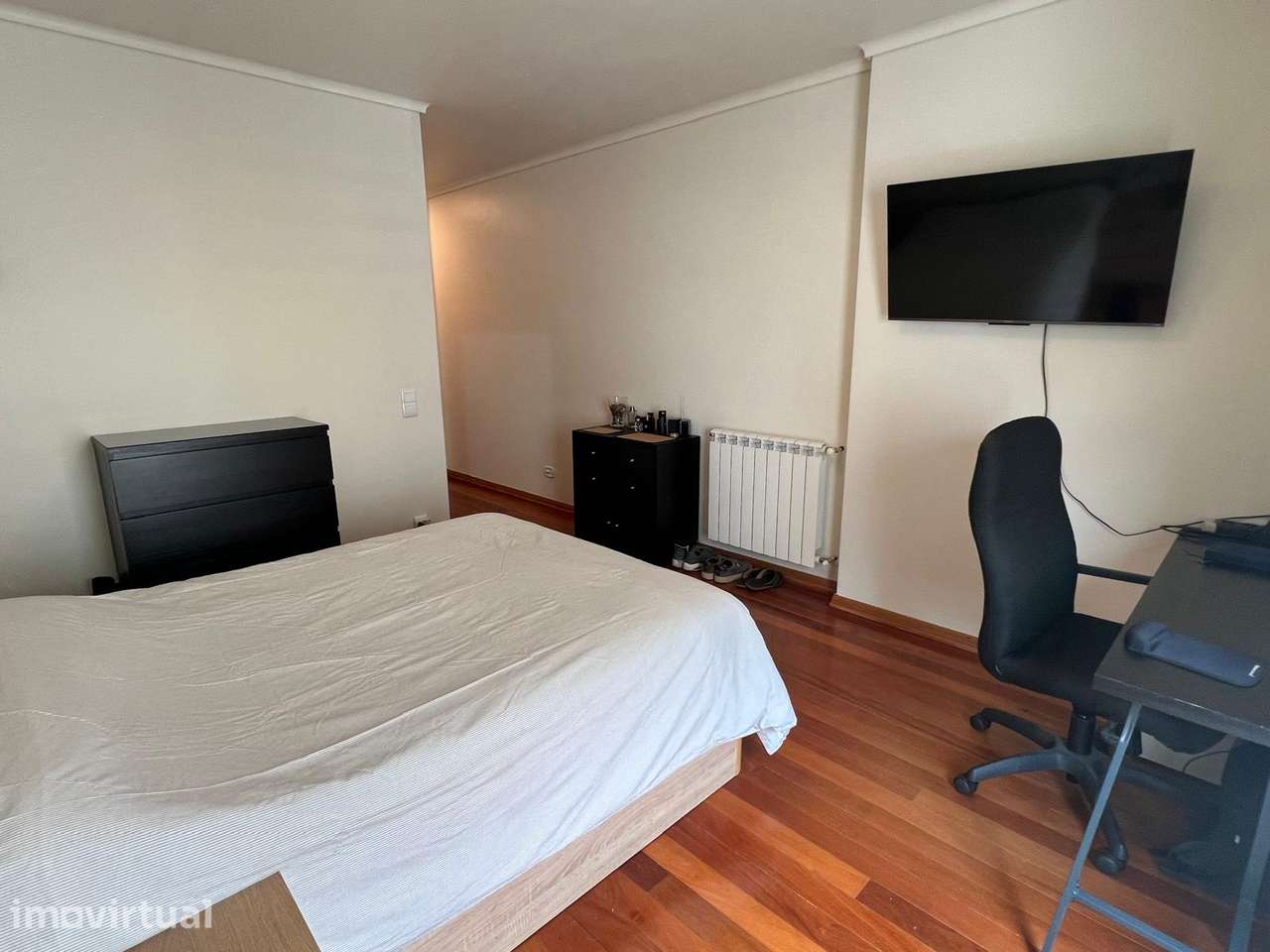 Quarto Suíte 18 m² mobilado e com WC Privativa | Jardins da Parede - Grande imagem: 5/20