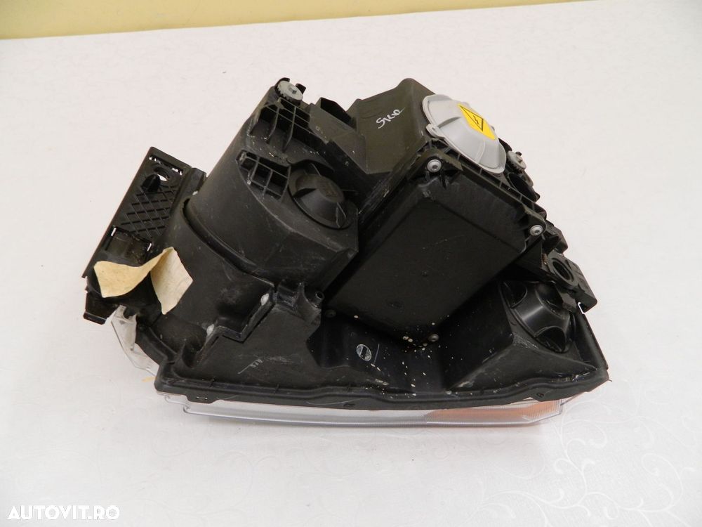 Far dreapta Land Rover Discovery 3 Xenon, 2004, 2005, 2006, 2007, 2008, 2009, cod origine 5H22-13W029-RA. - 5