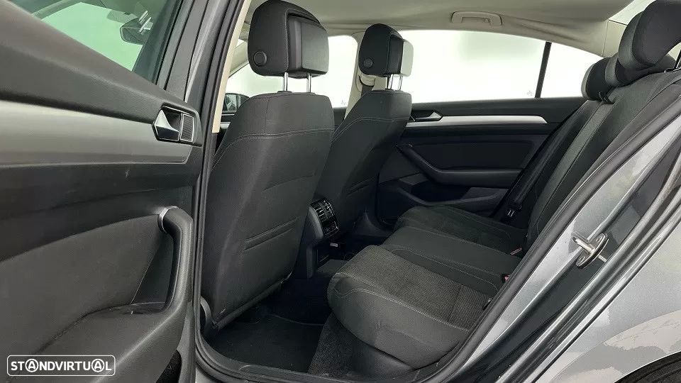 VW Passat 1.6 TDI Highline - 11