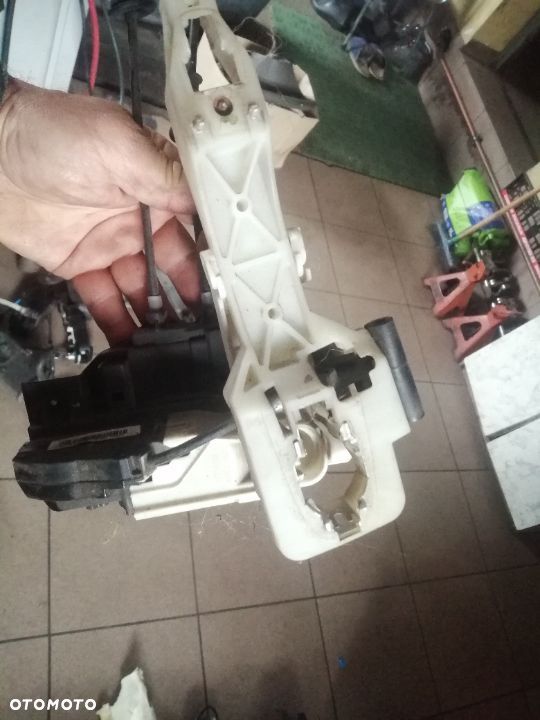 zamek lewy przod  hyundai i30 10r europa - 2
