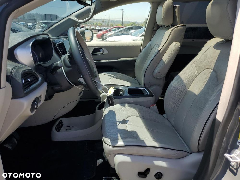 Chrysler Pacifica - 7