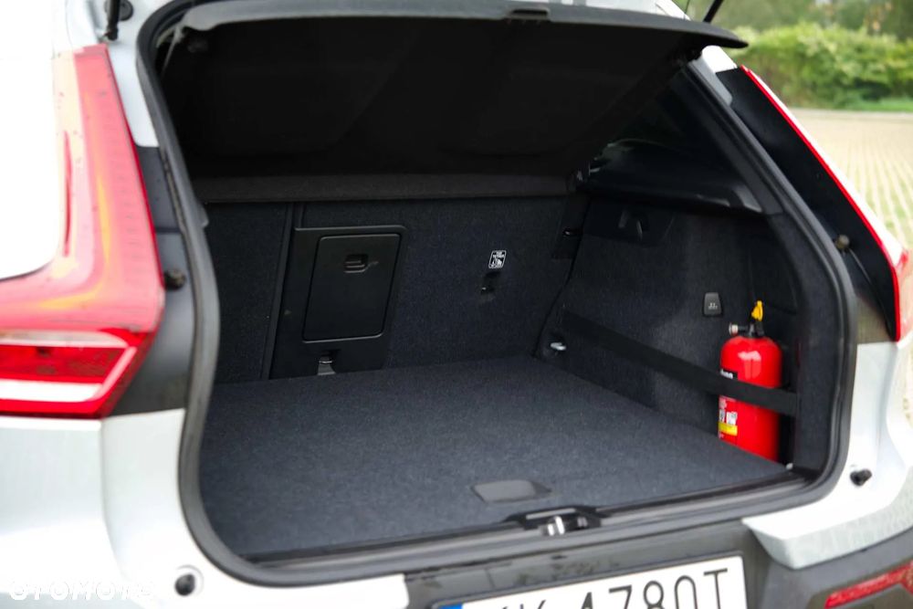 Volvo XC 40 B4 B AWD DKG Momentum Pro - 36