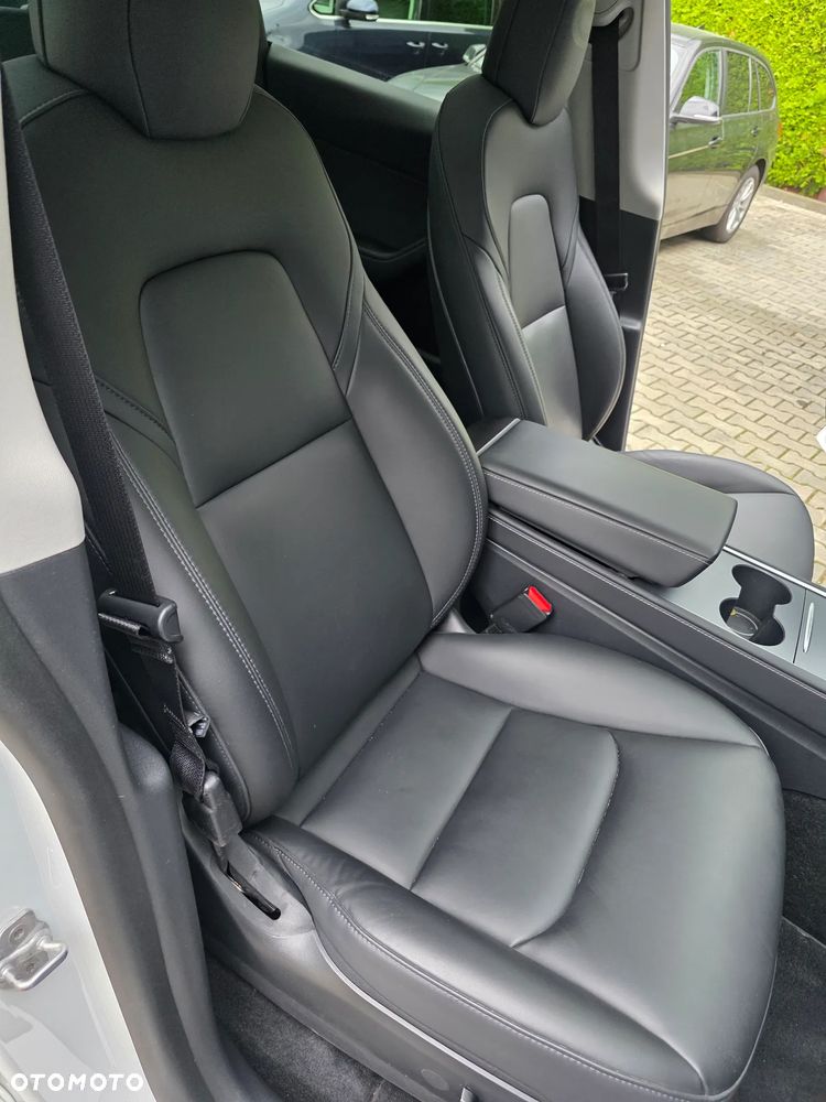 Tesla Model Y Long Range AWD - 22