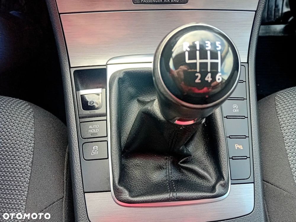 Volkswagen Passat 1.6 TDI Comfortline - 11