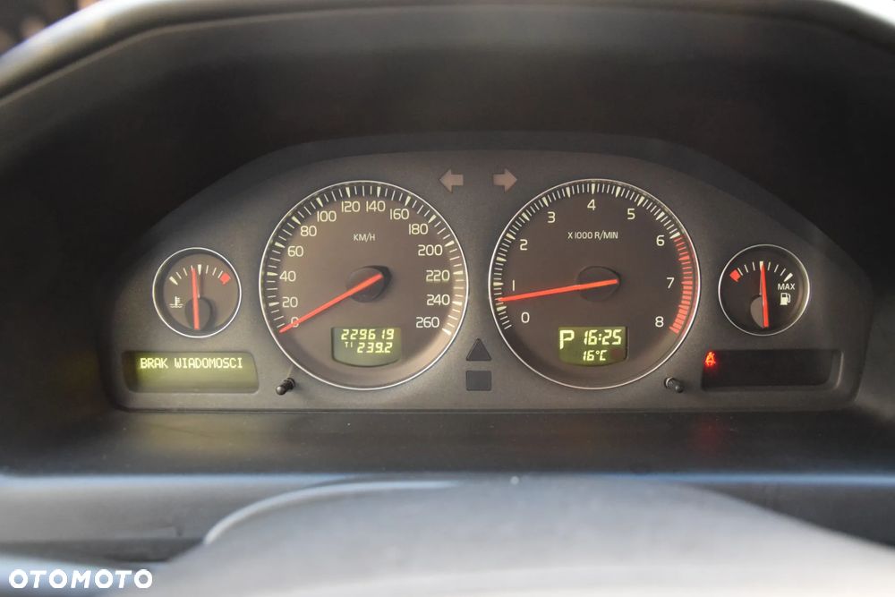 Volvo XC 70 AWD Momentum - 33