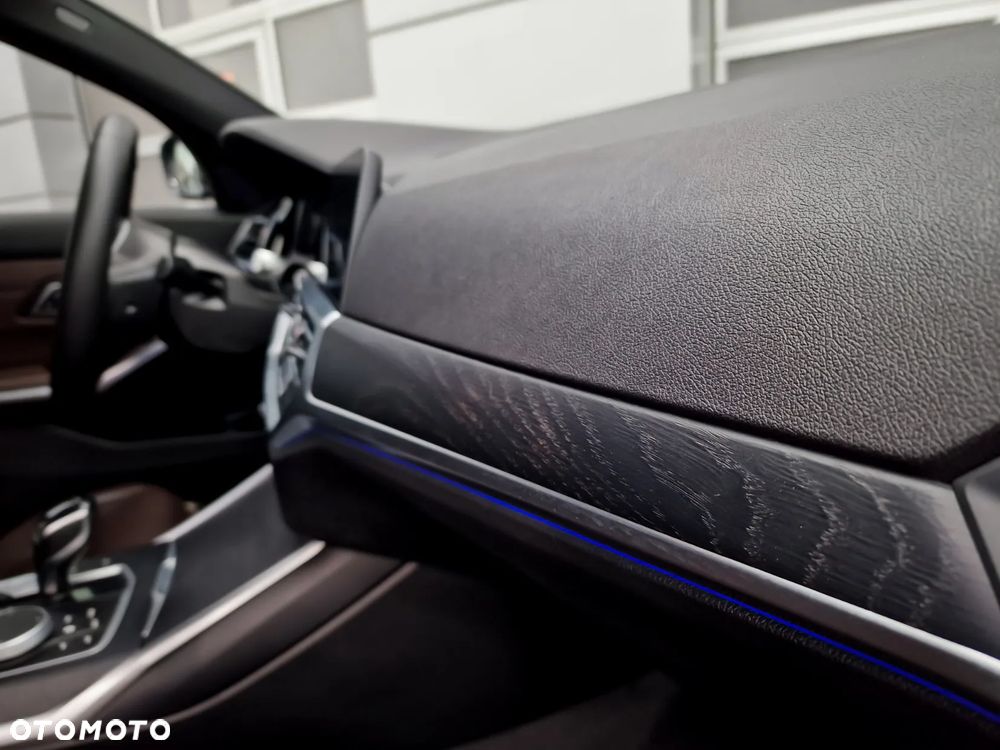 BMW Seria 3 320d xDrive mHEV - 18
