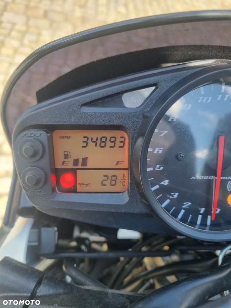 Suzuki GSR - 4