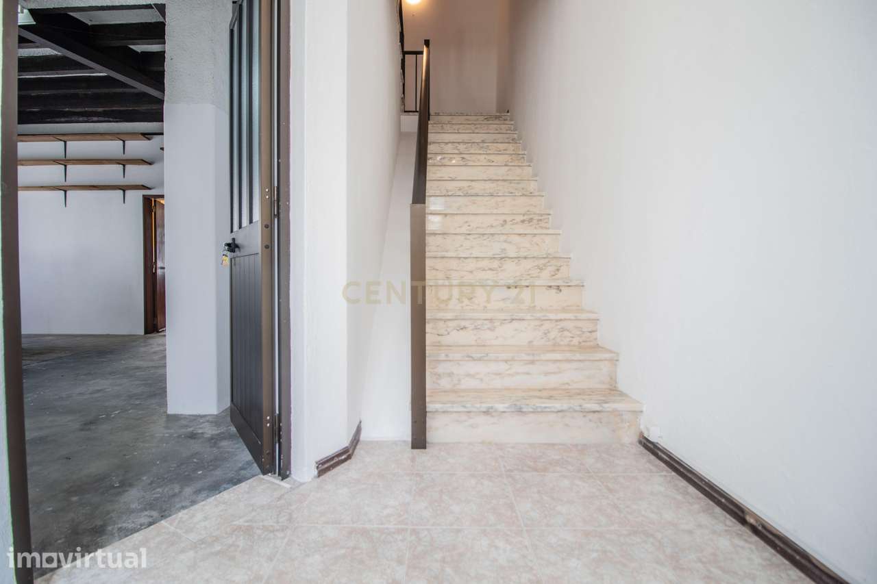 Moradia de Dois Pisos com Garagem Ampla no Centro das Alhadas - Grande imagem: 2/60