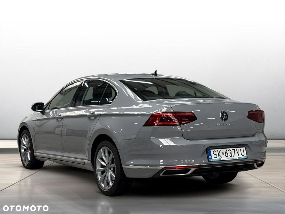 Volkswagen Passat - 4