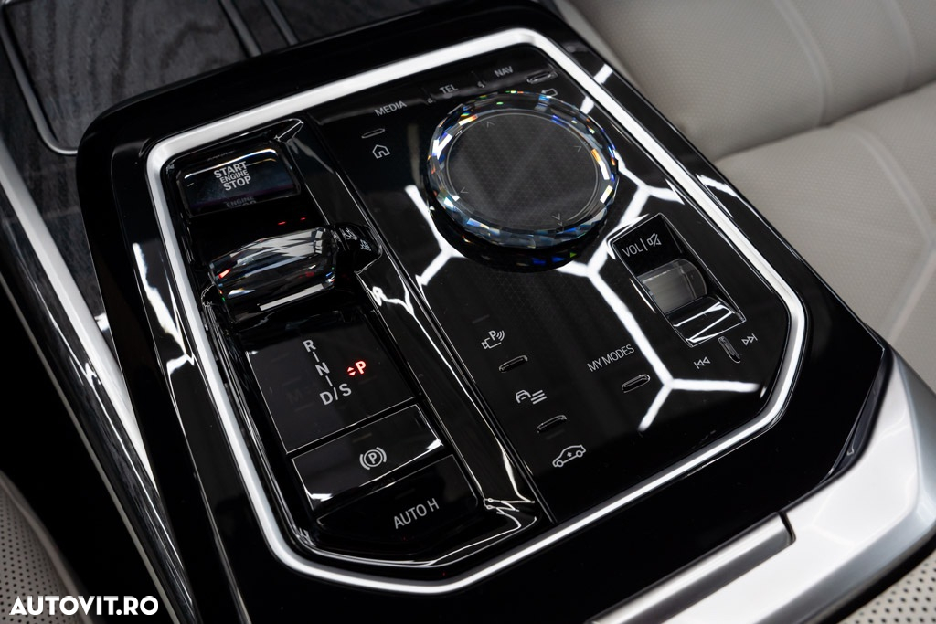 BMW M7 M760e xDrive AT PHEV - 36