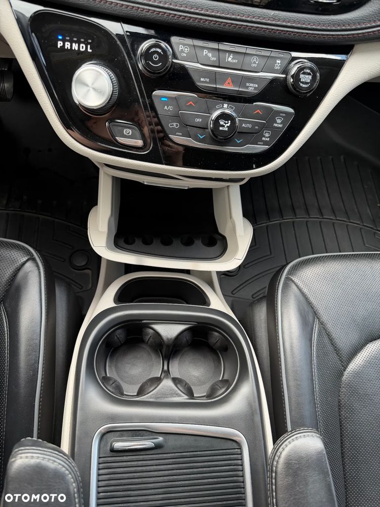 Chrysler Pacifica - 28