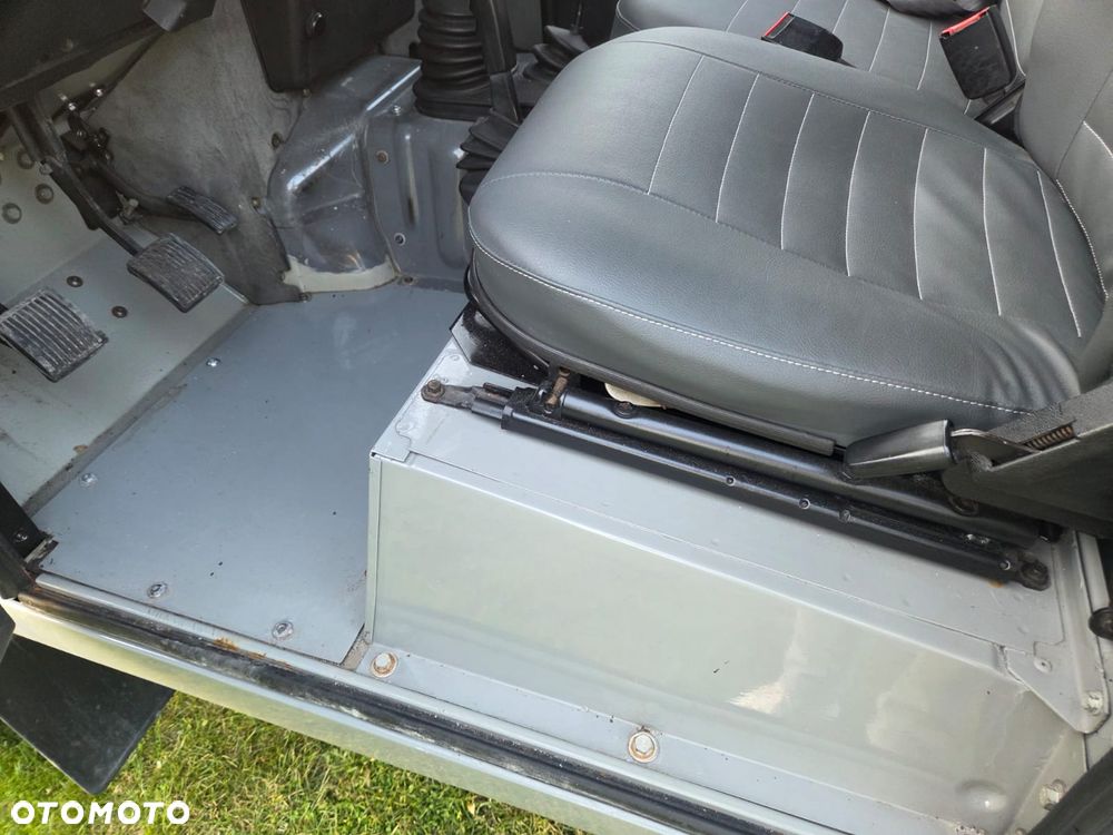 Land Rover Defender 2.5 TDI - 14
