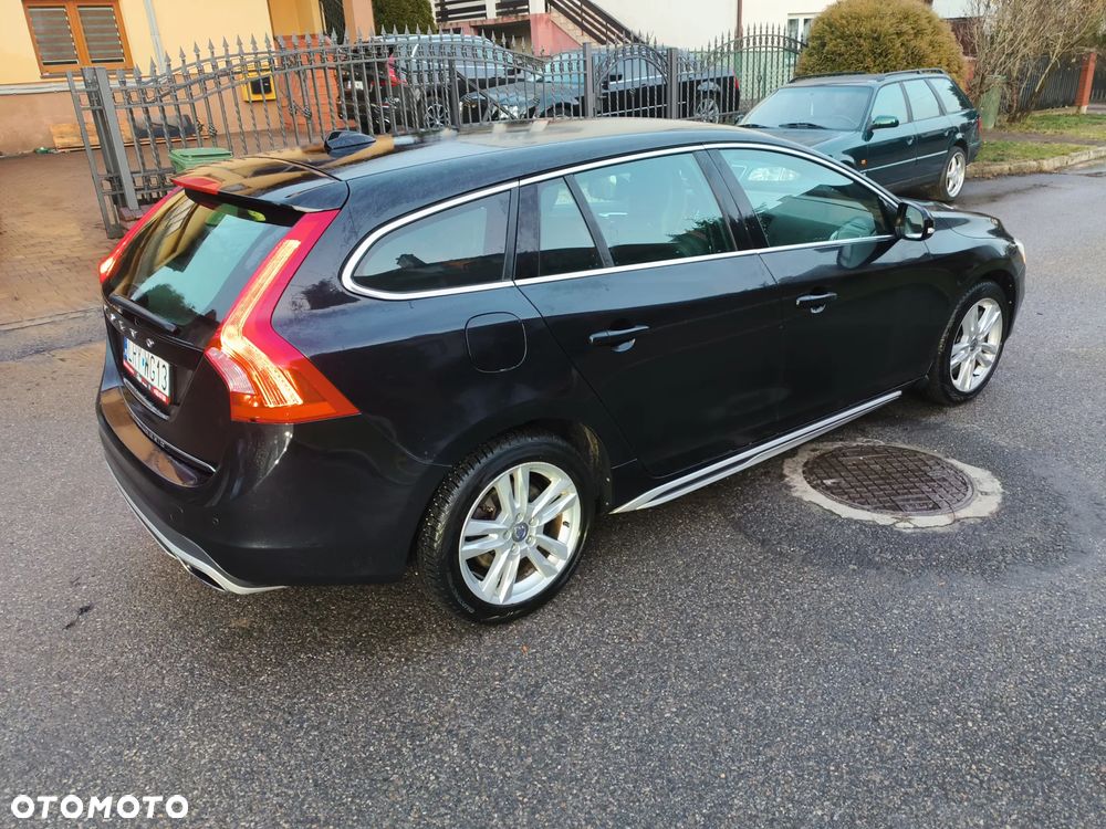 Volvo V60 D6 AWD Plug-in Hybrid R-Design Momentum - 4