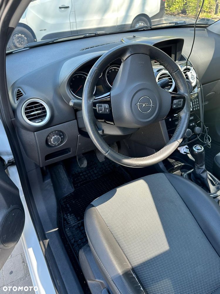 Opel Corsa 1.4 16V Cosmo - 9