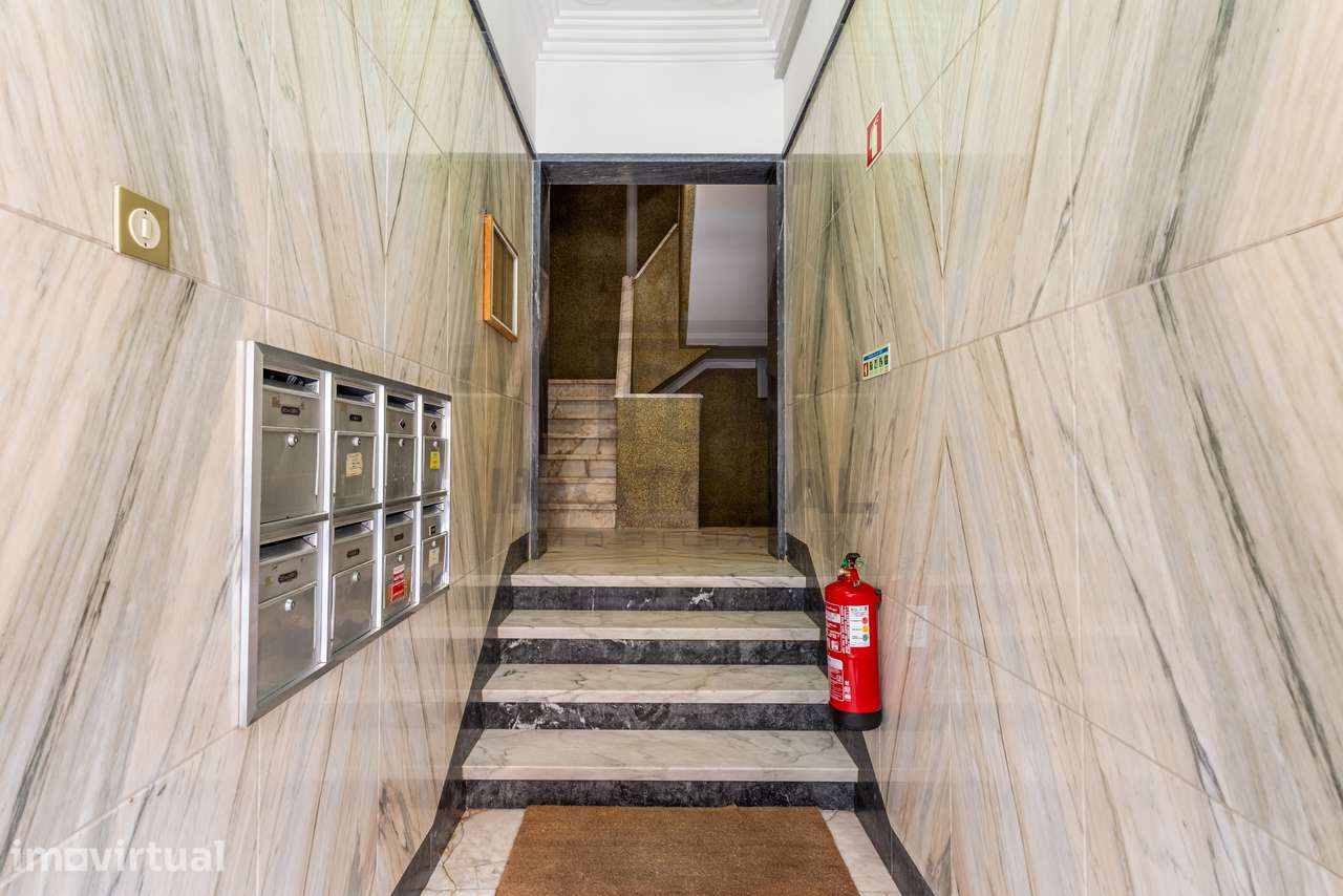 APARTAMENTO T2 (R/C) + POTENCIAL T0 INDEPENDENTE (CV) + QUINTAL - Grande imagem: 5/28