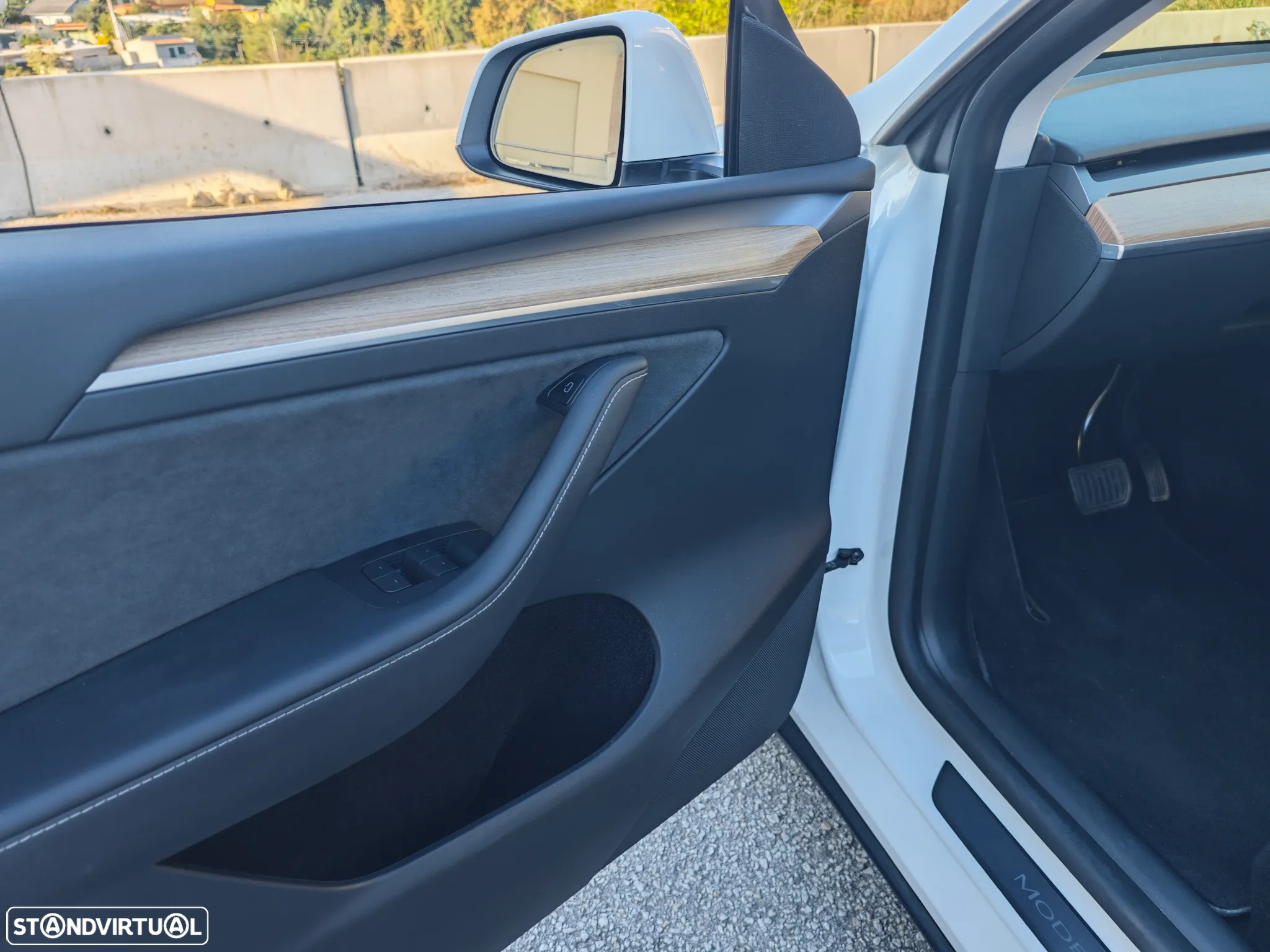 Tesla Model Y Long Range Dual Motor AWD - 25