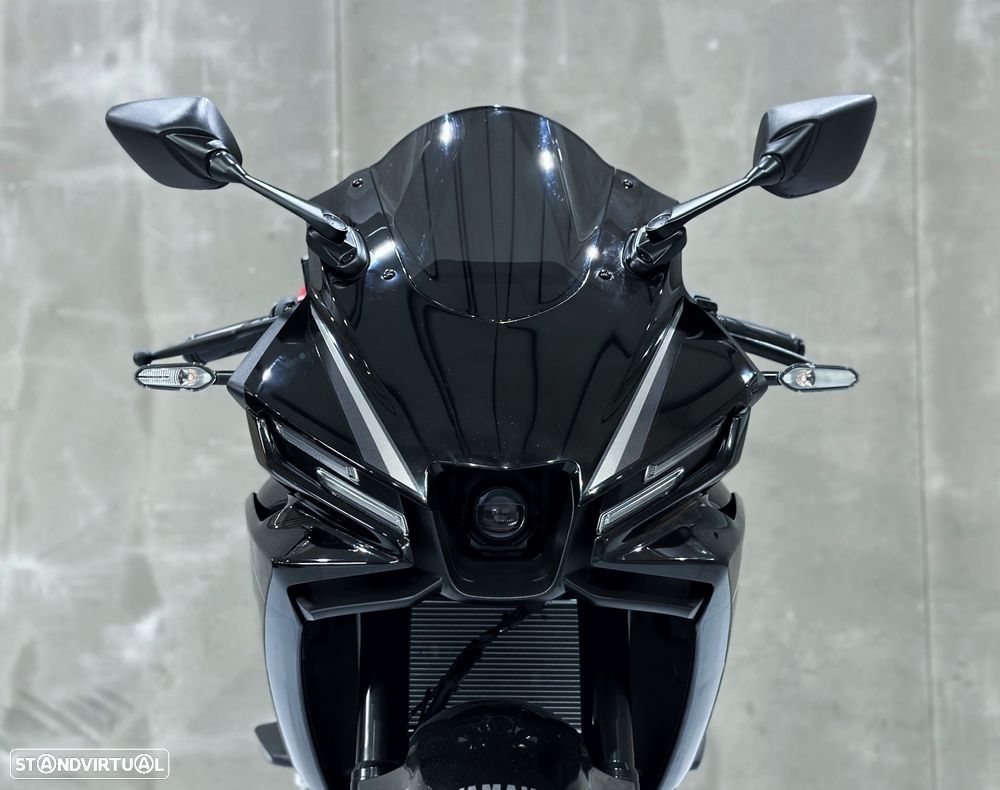 Yamaha R 3 - 8