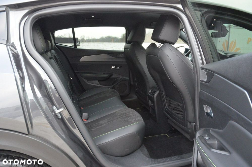 Peugeot 408 1.6 Plug-In Hybrid 225 GT EAT8 - 38