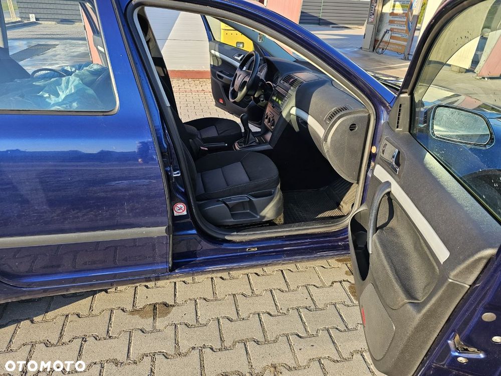 Skoda Octavia 1.6 Combi Ambiente - 10