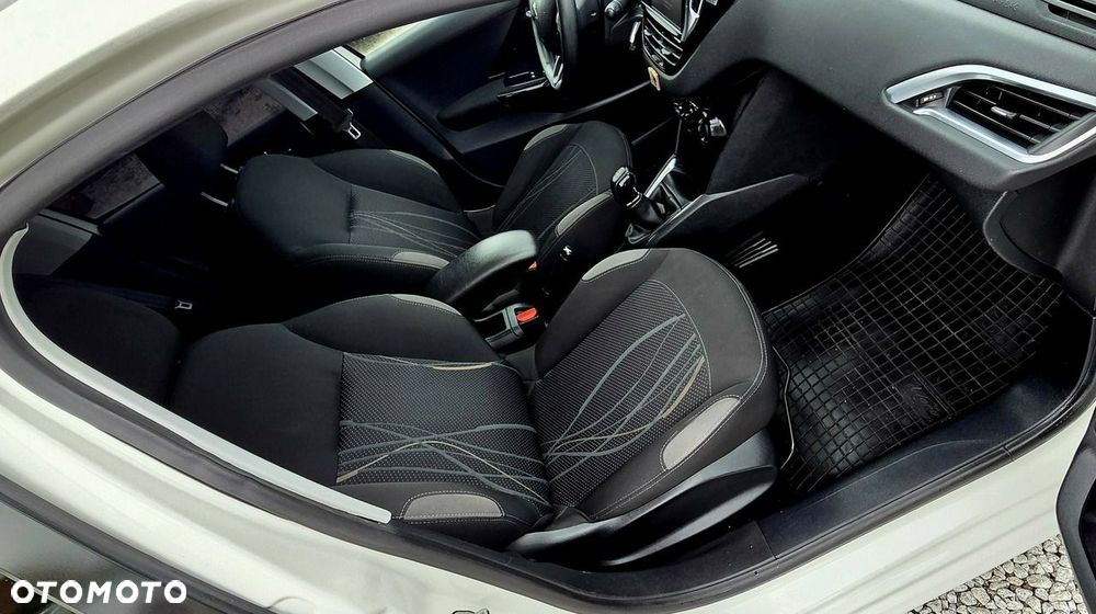 Peugeot 208 1.6 BlueHDi Allure S&S - 11