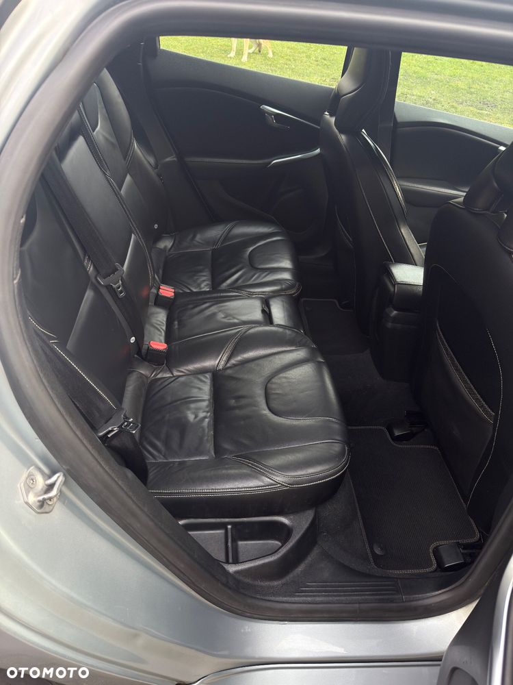 Volvo V40 D2 R-Design - 9