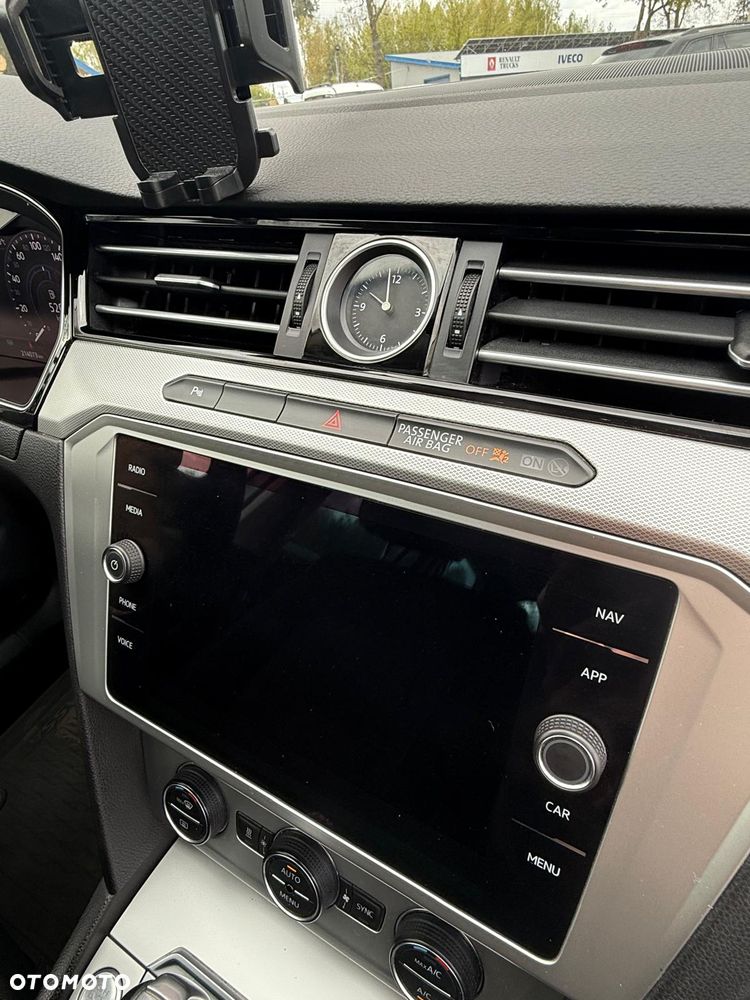 Volkswagen Passat 1.6 TDI SCR DSG Conceptline - 24
