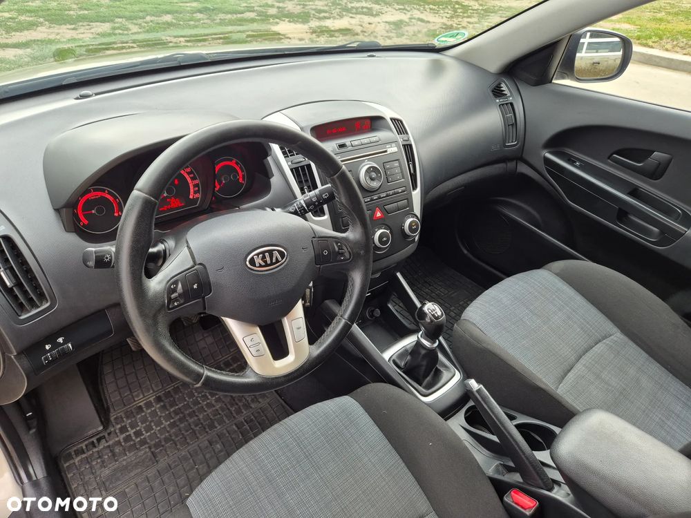 Kia Ceed - 8