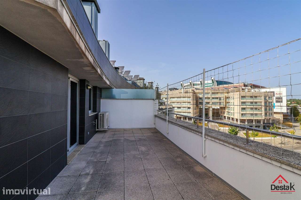 Apartamento T6 junto ao Palácio do Gelo, em Viseu - Grande imagem: 2/48