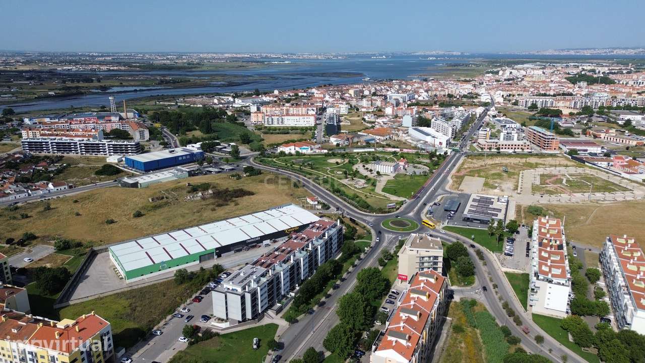 T3 Moderno com Garagem, Varandas e Excelentes Acessos no Montijo - Grande imagem: 3/53