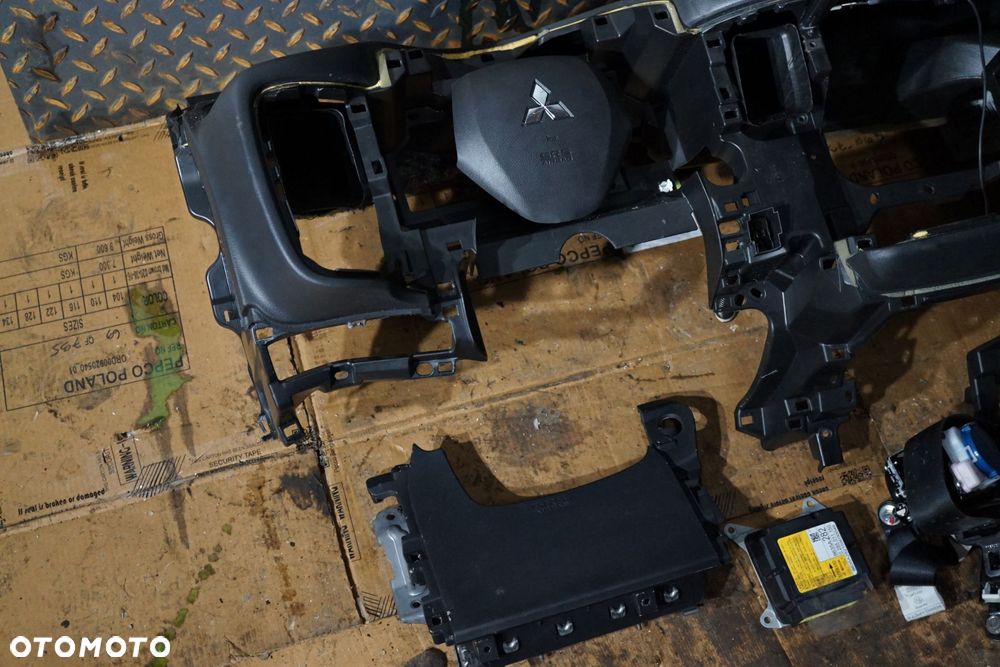 DESKA ROZDZIELCZA AIRBAG KONSOLA OUTLANDER III LIFT MITSUBISHI 2015-2018 - 2