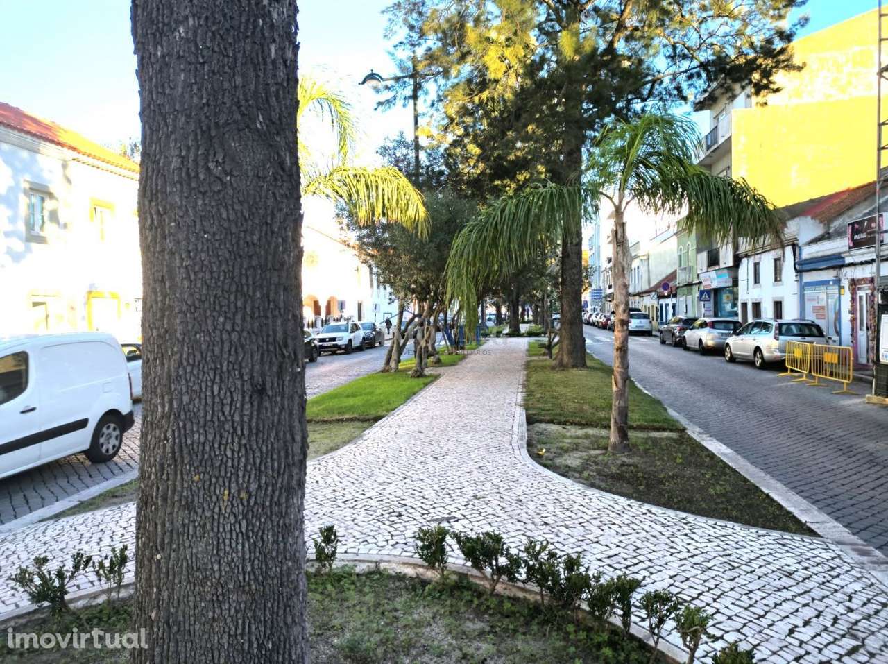 Prédio com quintal no centro do Montijo, junto a transportes - Grande imagem: 5/24