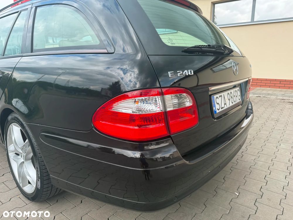 Mercedes-Benz Klasa E 240 4-Matic T Classic - 28