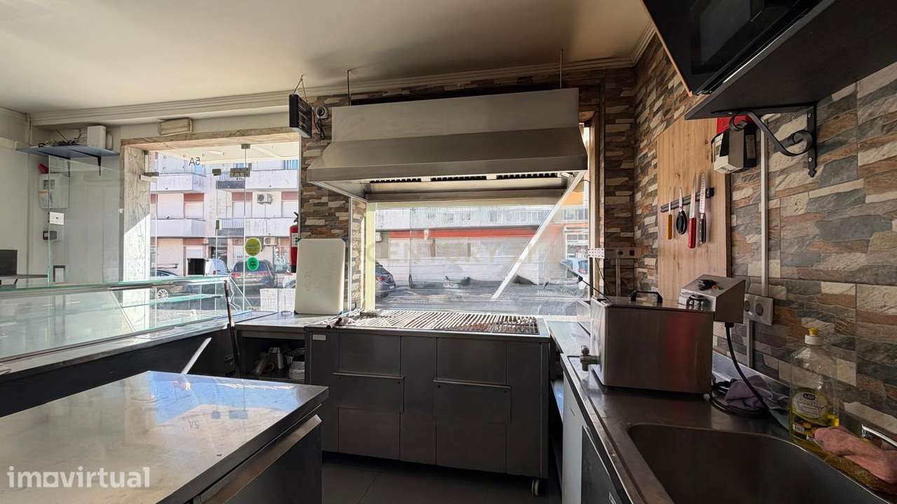 Loja com rendimento na Amadora - Grande imagem: 2/14