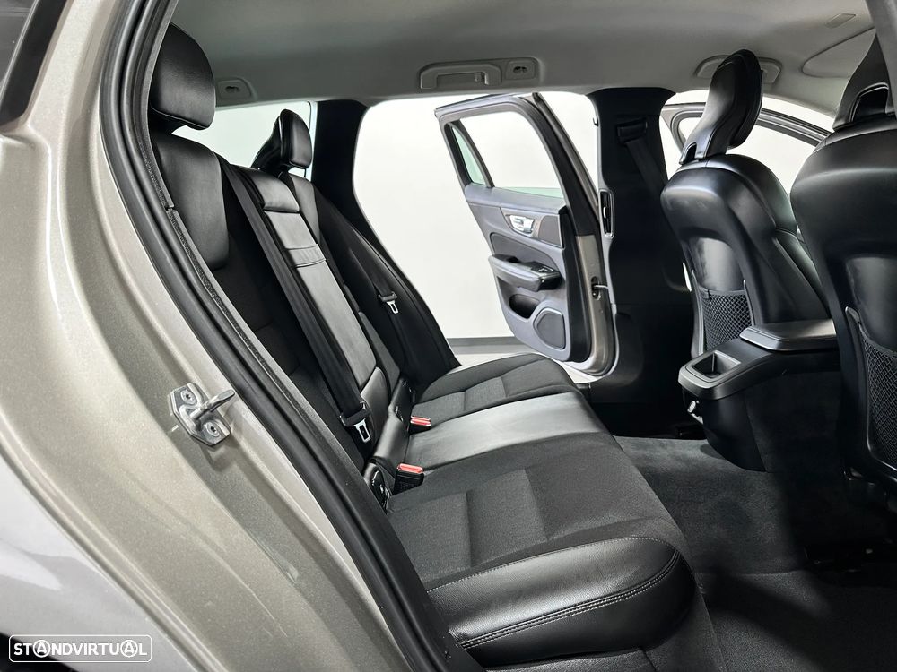 Volvo V60 2.0 D3 Momentum - 39