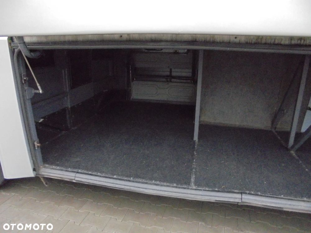 MAN R07 Lions Coach - 10