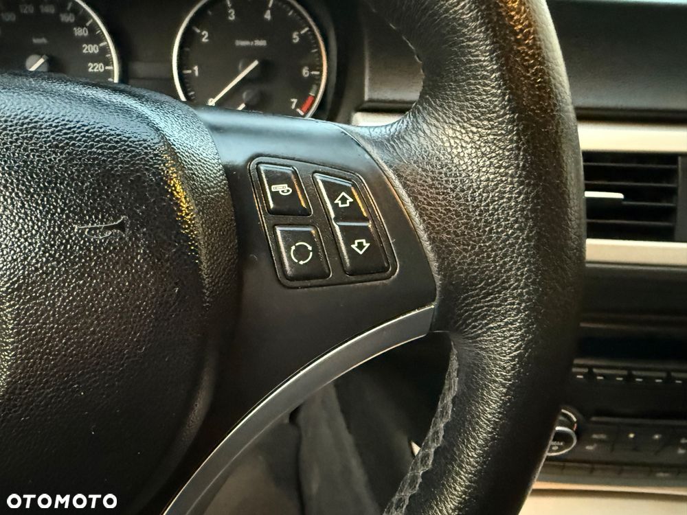 BMW Seria 3 318i Touring - 10