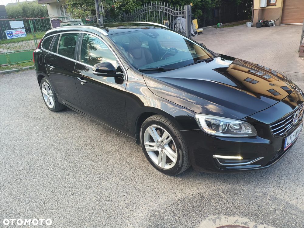 Volvo V60 D6 AWD Plug-in Hybrid R-Design Momentum - 1