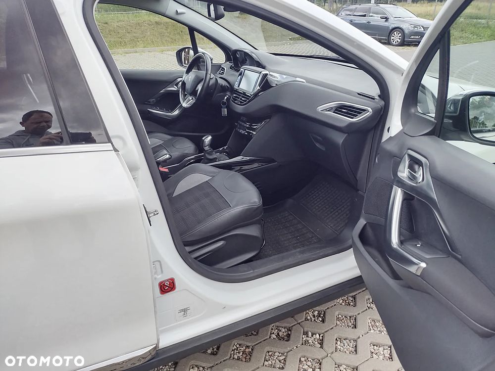 Peugeot 2008 1.2 Pure Tech Allure S&S - 11