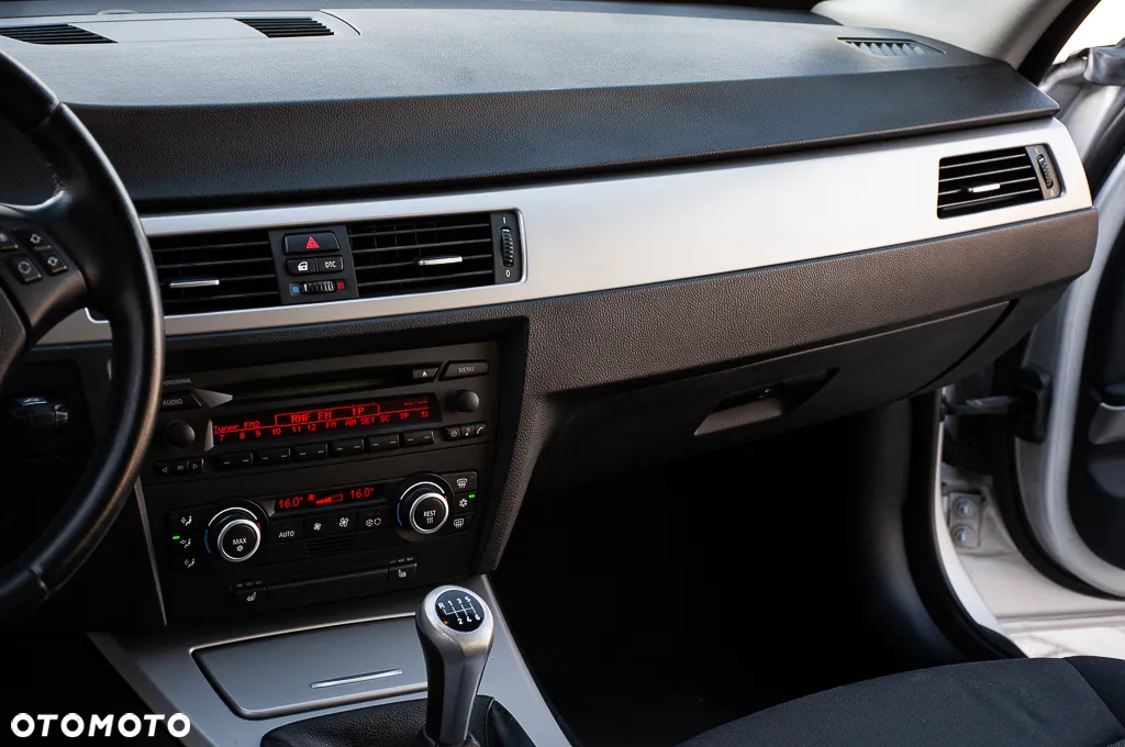 BMW Seria 3 318i Touring - 28