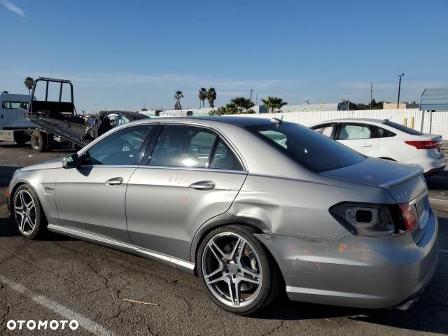 Mercedes-Benz Klasa E 63 AMG - 21